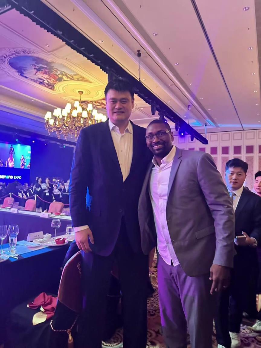 阿泰斯特曬與姚明合照：這是我最喜歡的隊(duì)友 姚??！
