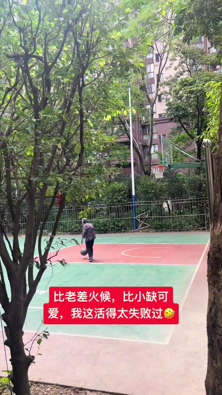這阿婆單手一投一個(gè)準(zhǔn)，姜還是老的辣