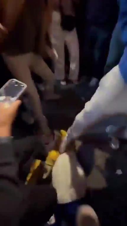 驚！尼克斯大勝步行者后，哈利伯頓遭主場(chǎng)球迷群毆