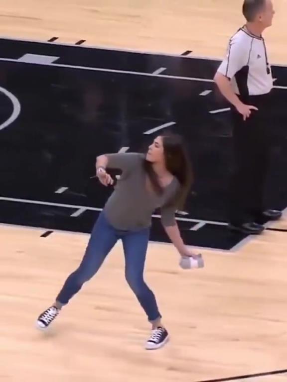 不愧是美國女籃主力，普拉姆的力量太嚇人了
