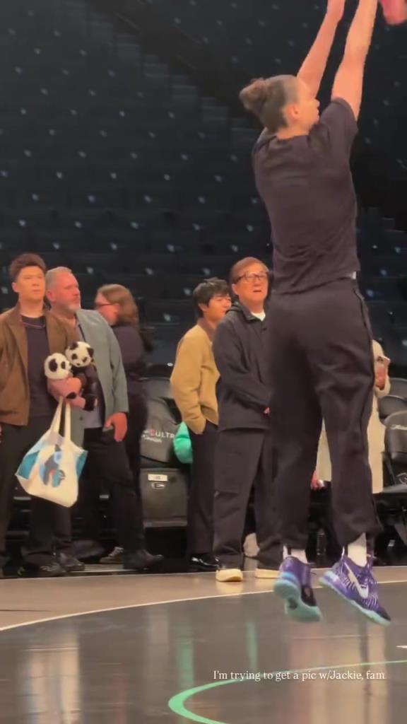 71歲成龍現(xiàn)身巴克萊中心看女籃比賽：她們投籃怎么那么準?。?！