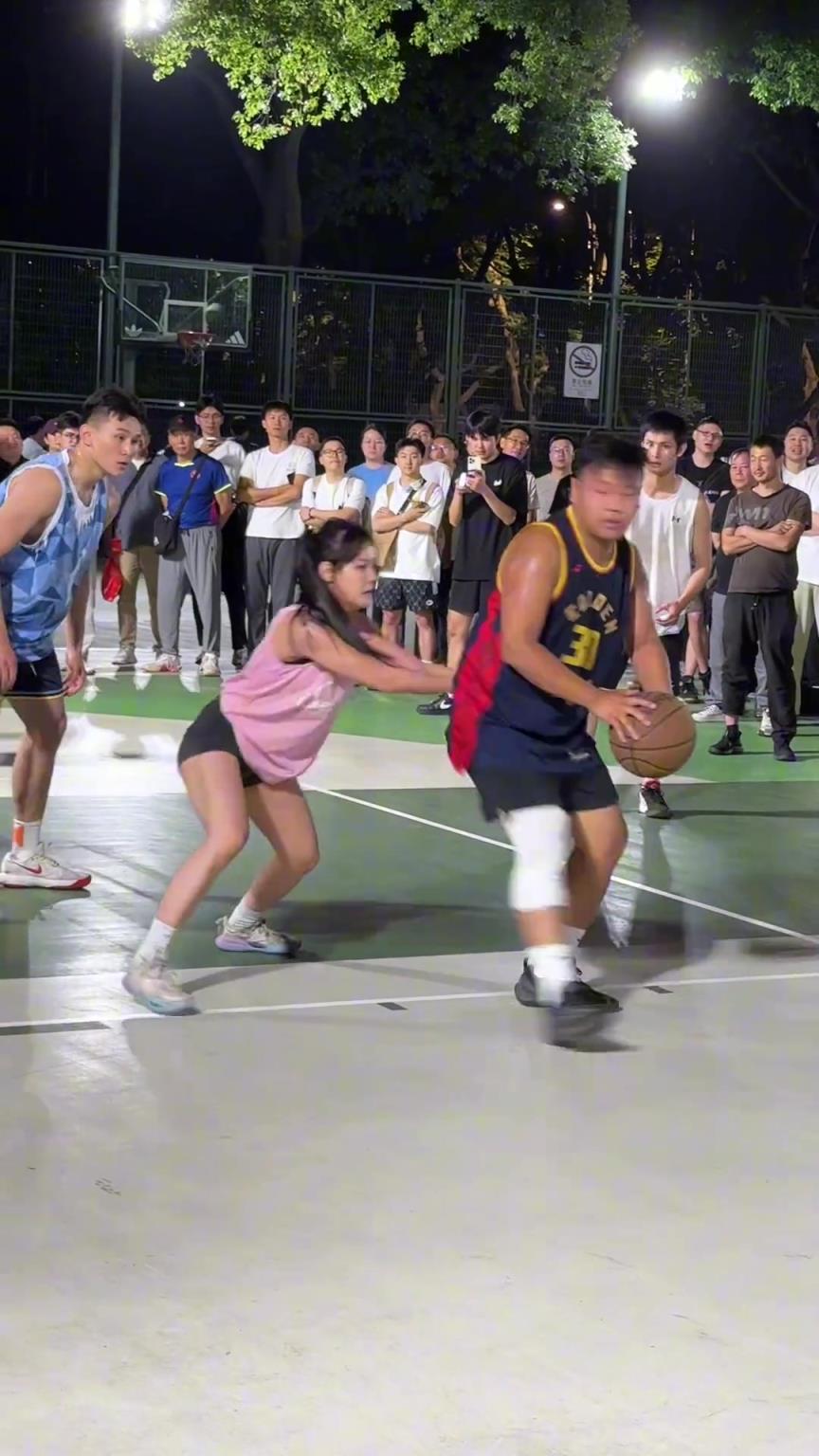 這哥們看見防自己的是女生，一個勁背打，球也不傳了